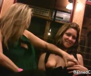 Geile stoute meisjes flashen hun geweldige tieten in het openbaar zodat hij fotos kan maken van hun geile borsten. Op het treinstation en in de trein zelf ontbloten de sletjes hun tieten. 