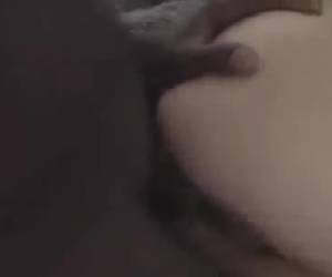 Deze lekkere meid  uit dit amateur sex filmpje heeft geweldige dikke tieten. Haar vriendje kan er ook niet vanaf blijven als hij zijn grote lul bij haar naar binnen pompt. 
