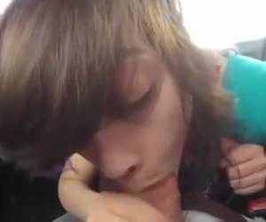 Dit tiener koppel zet geile filmpjes online. Vandaag een blowjob in de auto. 