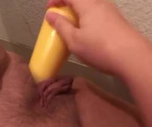 Hoor hoe haar behaarde kut sopt tijdens het masturberen met de sex toy.Hoor hoe haar behaarde kut sopt tijdens het masturberen 